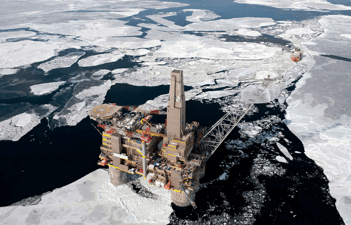 Puncturing the pristine? The Norwegian government is considering allowing oil and gas drilling on the edge of the Arctic ice sheet despite environmental and economic concerns | Photo: Safety4seas.com