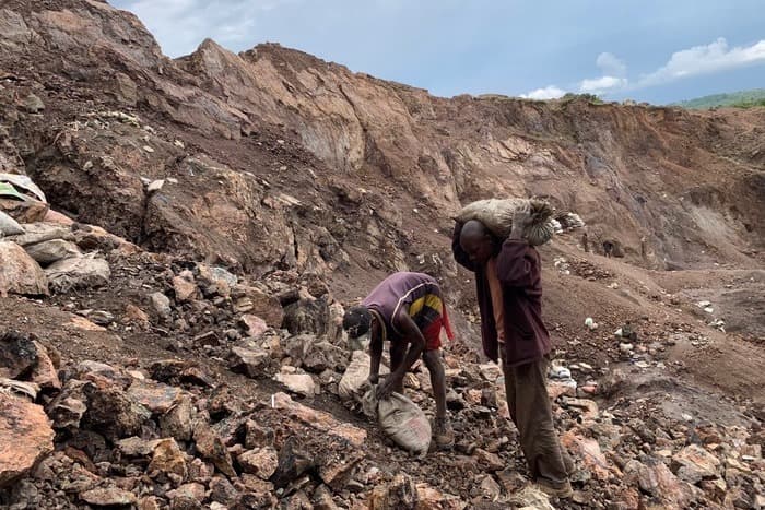 Artisanal cobalt miners in the Democratic Republic of Congo. Photo: Wikimedia Commons