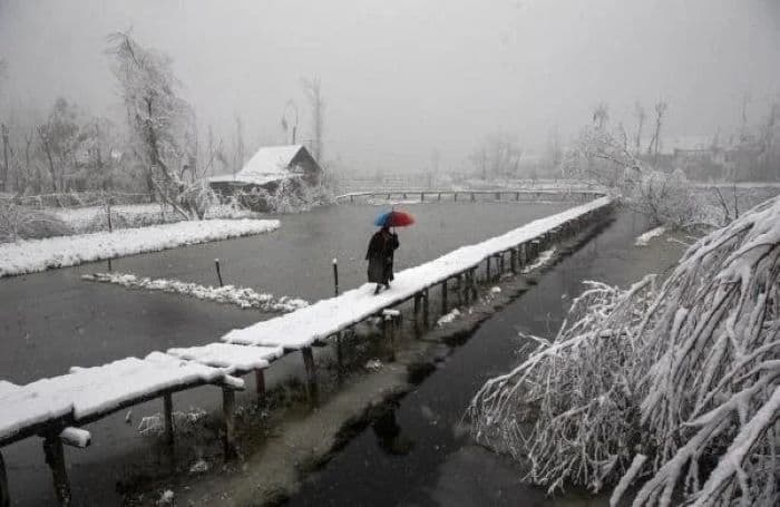 Frozen solid: An intense cold wave has hit parts of north India, especially Jammu & Kashmir, which is facing a severe water crisis as a result | Photo: The New Indian Express