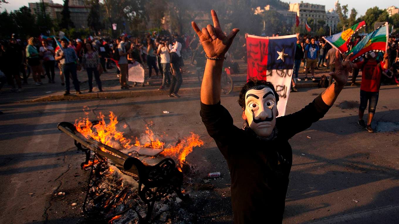 A wave of violence: Protests in Chile were triggered by a hike in metro fares as the government seeks to switch to renewables and tax conventional energy sources | Photo: Project-Syndicate.org