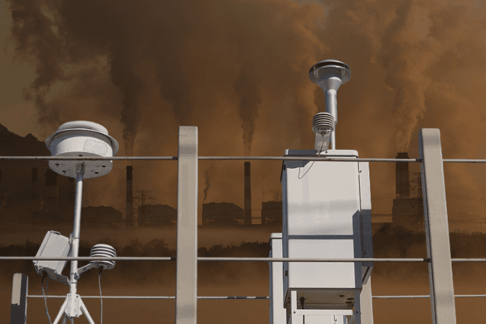 The stations will monitor PM2.5 and PM10 concentrations, as well as levels of carbon monoxide, sulphur dioxide, nitrogen oxides, ammonia and ozone.  Photo: Air pollution monitoring station sensors by brewbooks/Wikimedia Commons