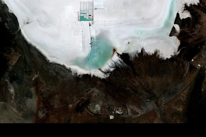 Lithium mine at Bolivia’s Uyuni Salt Flat. Photo: Wikimedia Commons