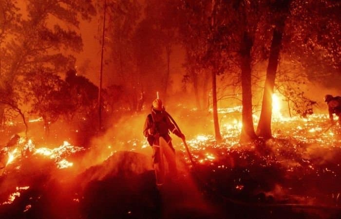 Facing the heat: Wildfires in California have burned through 3.2 million acres of land since the beginning of this year | Photo: LA Times