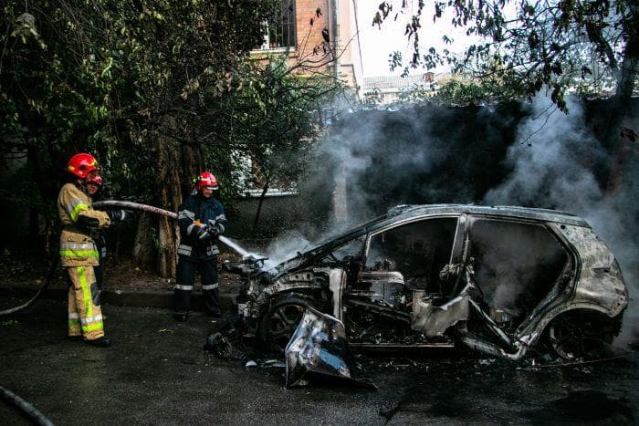 Got to stem the fires: 10 fires since 2019 have charred the Bolt EV’s reputation enough, and GM is now recalling 73,000 units at a cost of $1 billion to avoid further damage | Photo: kiev.informator.ua