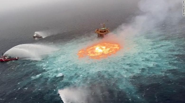Nothing caused this: Pemex has openly denied that an undersea oil spill caused the fire in the middle of the ocean, even though a lightning storm could not have set afire regular sea water | Photo: CNN