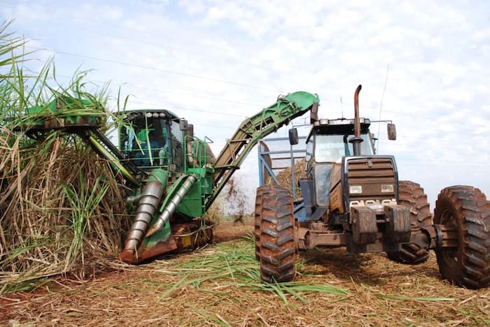 So much cleaner than a Tesla: Brazil’s powerful ethanol industry says ethanol blended with gasoline is far cleaner on CO2 emissions than battery EVs and investments should support H2 fuel cells instead | Photo: Dialogochino.net